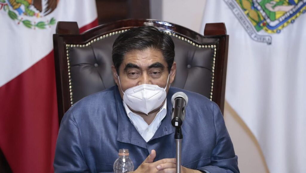 Revela Barbosa que funcionarios del Ayuntamiento de Puebla se “relajan” del coronavirus en table dace 4 funcionarios del Ayuntamiento de Puebla acuden a bares clandestinos