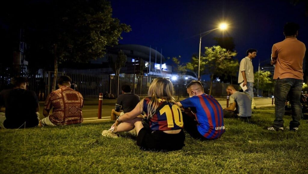 Aficionados del Barcelona afuera del Camp Nou