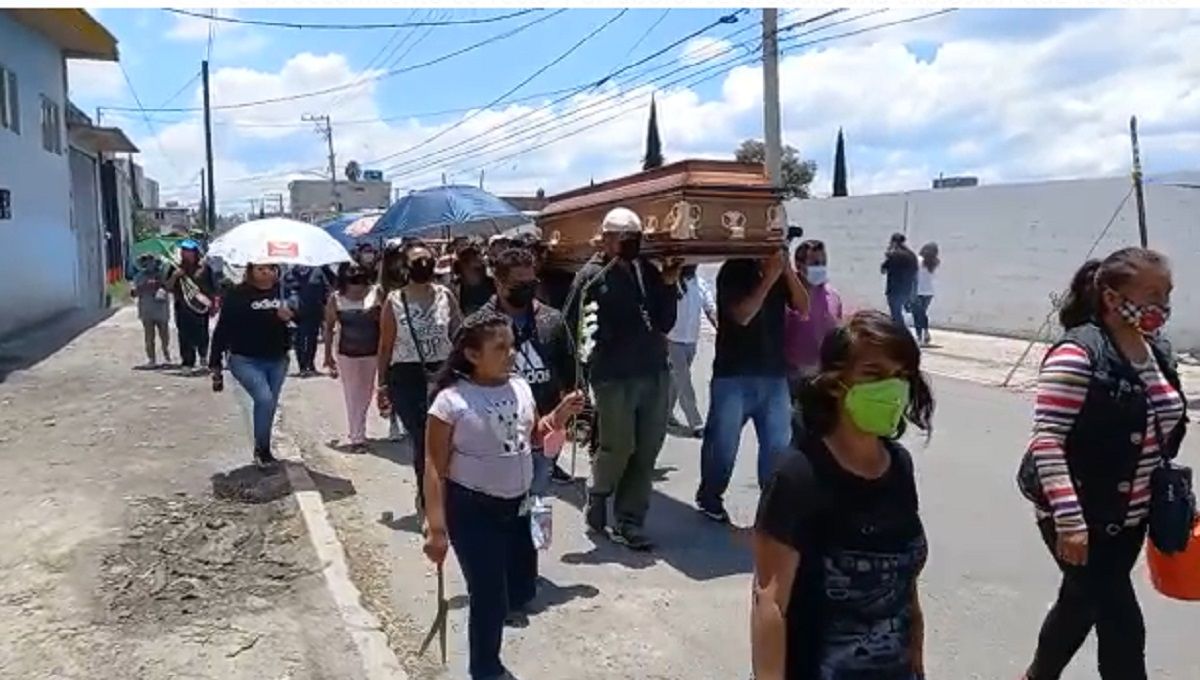 Después de cuatro días, FGR Puebla entrega cuerpos de trabajadores muertos en explosión 3 Entierro FGR