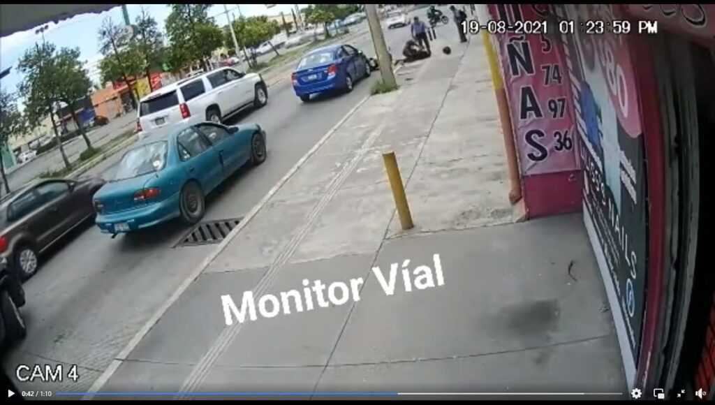 Golpean a motociclista 1