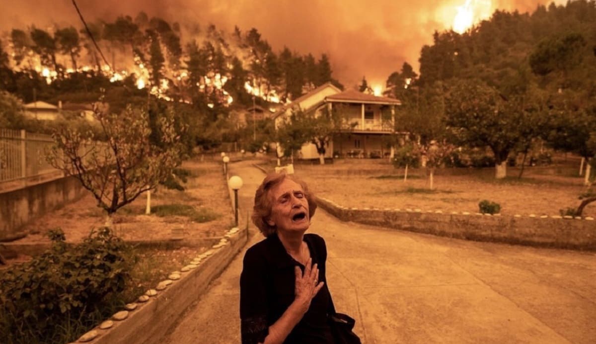 Las estremecedoras fotografías de la desesperación por los incendios forestales en Grecia 1 Grecia incendios 1