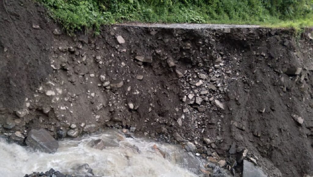 Gobierno de Puebla entrega apoyos a población afectada por el huracán Grace; hay tres muertos 15 Huauchinango1