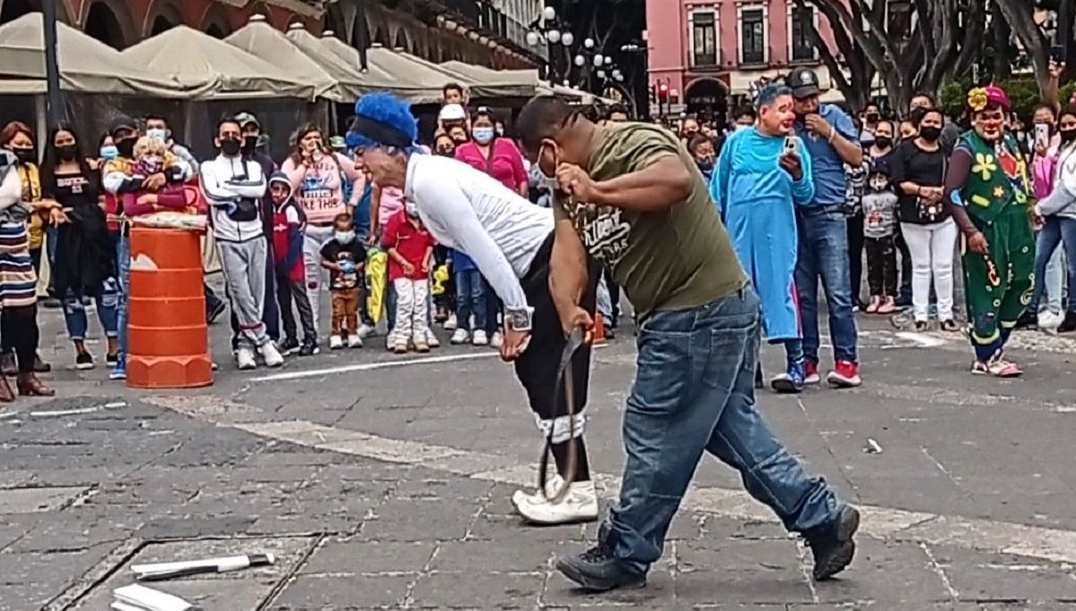 Payasos de Puebla cobran 20 pesos para que les den cinturonazos y tener ingresos 3 Payasos