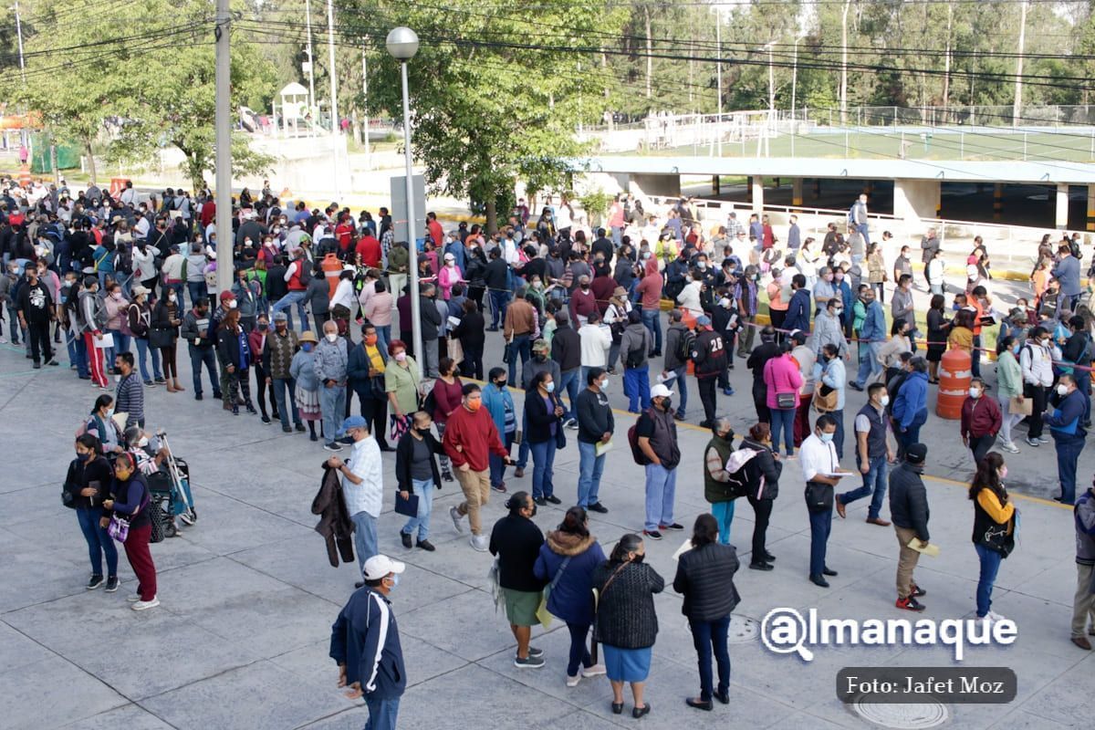 Miles de poblanos llegan al Expositor en el arranque de la vacunación a personas de 30 años en Puebla 1 Photo 1628090683690
