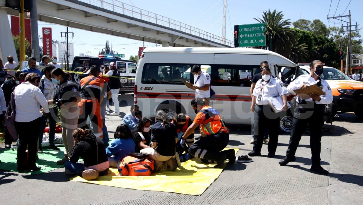 Choque entre combi y pipa de bomberos deja 5 lesionados en bulevar Hermanos Serdán 1 choque Bulevar Hermanos Serdan y la Avenida 15 de Mayo 1