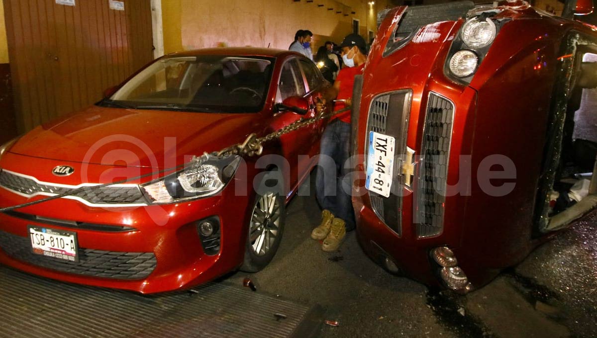 FOTOS: Vuelca automóvil en la Vicente Suarez 3 choque Bulevar Vicente Suarez 1