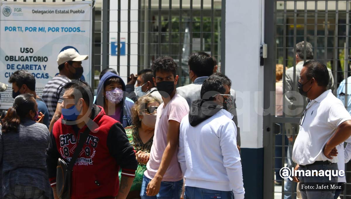 Familiares de trabajadores muertos en explosión de FGR esperan por más de 12 horas entrega de cuerpos 4 familiares explosion momoxpan Puebla FGR 1
