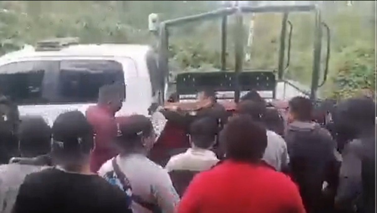 VIDEO: Operadores de una pipa de gas golpean a policías estatales en Xonacatepec 2 huachigaseros1