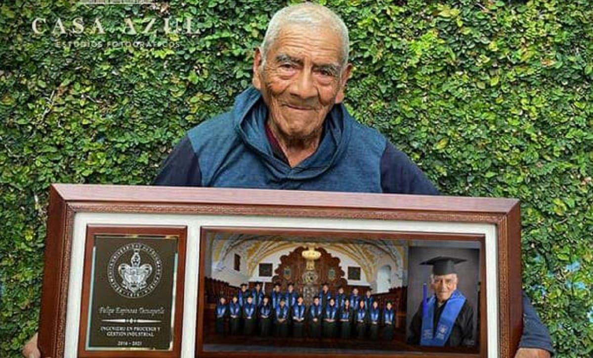 #OrgulloPoblano El ingeniero Don Felipe recibe sus fotos de graduación 1 ingeniero don felipe 1