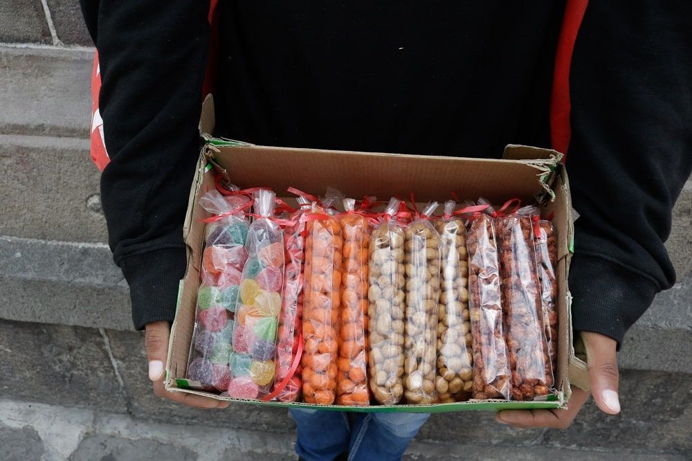 Isaac Rodríguez, el chico que vende dulces para pagar su inscripción de la BUAP