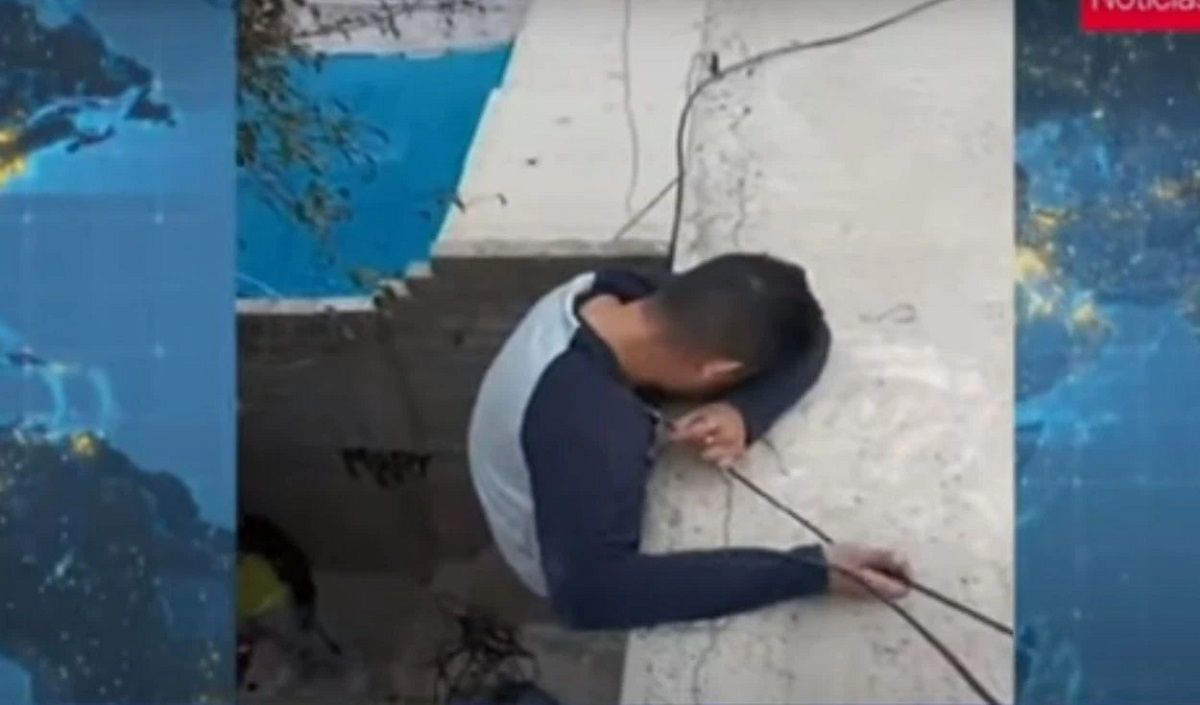 Entra a robar a una casa, deja su celular y se queda atorado en el tragaluz: “Ahí está mi tesis” 3 ladron