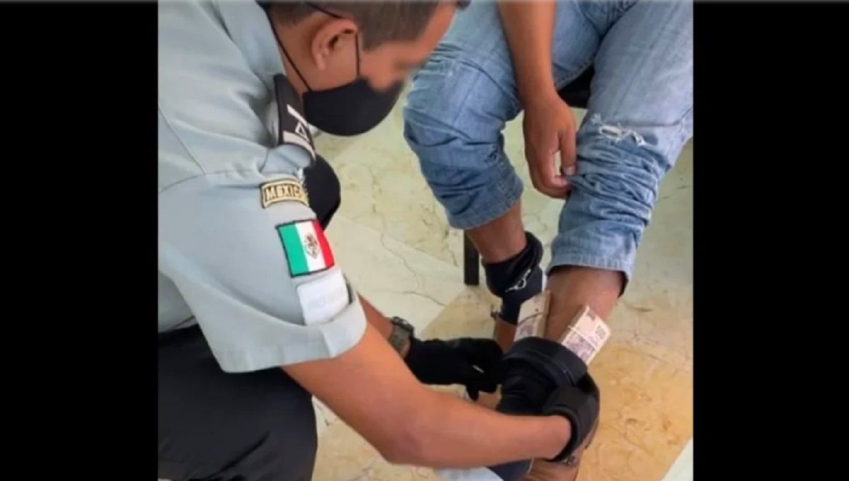 Detienen a pasajero con casi medio millón de pesos adherido al cuerpo en el Aeropuerto de Mérida 2 maniatado 1