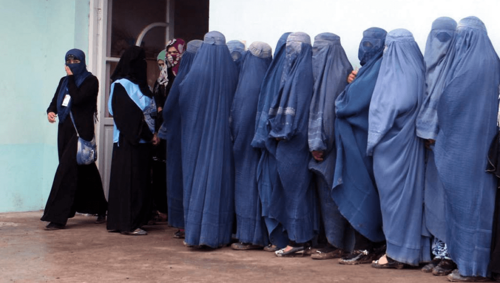 "No reír en voz alta": Estas son las 29 prohibiciones que los talibanes imponen a las mujeres 2 Talibanes