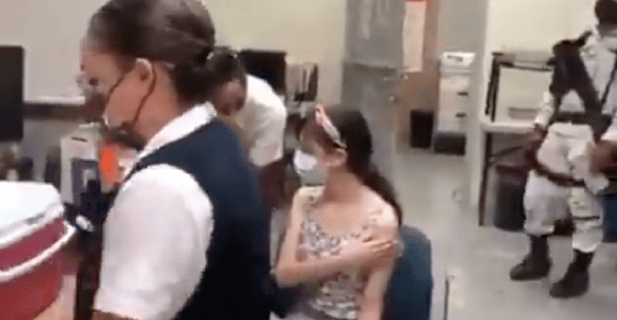 Ingrid de 13 años, es la primera menor en recibir la vacuna contra el COVID-19 en México 2 nina 13 anos vacuna covid mexico amparo baja california 02