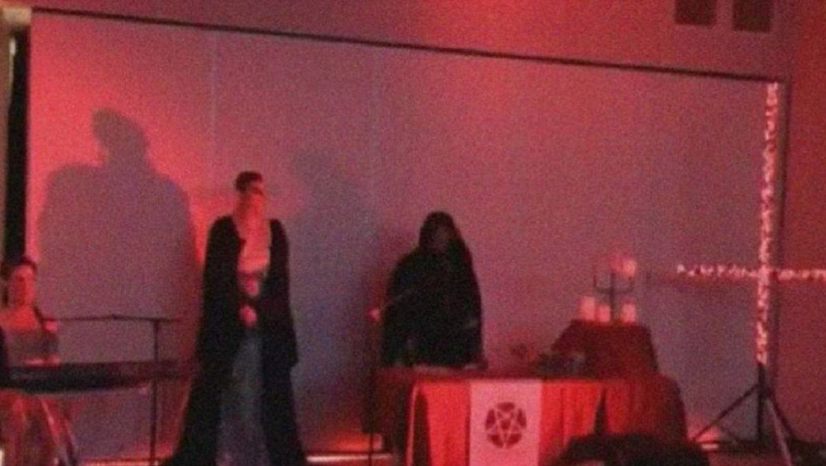 VIDEO: Cadena de televisión australiana transmite rito satánico en noticiero 2 noticiero rito satanico australia