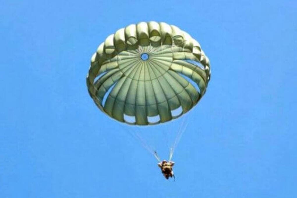 ¡Qué miedo! Una turista voló descontrolada cuando su paracaídas se rompió en Puerto Vallarta 2 paracaidas 1