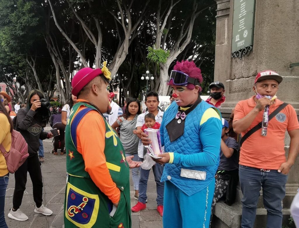 payasos del centro reparten cubrebocas