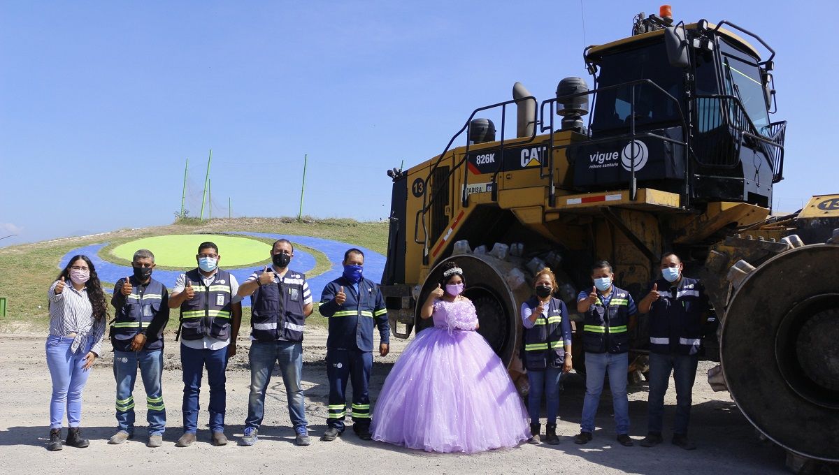 Quinceañera hace sesión de FOTOS en el basurero donde trabaja su padre 3 quinceanera