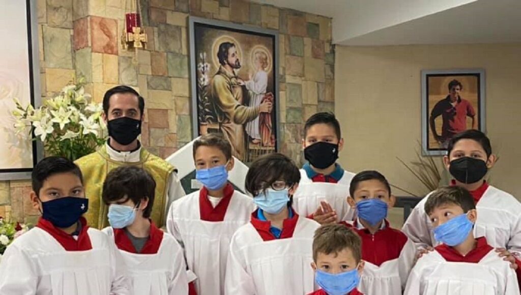 padre regaña a antivacunas