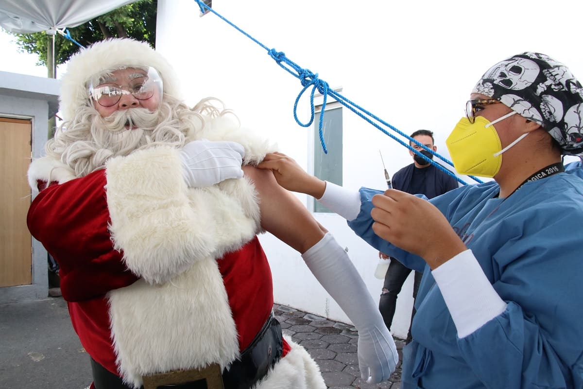 Llega Santa Claus a vacunarse contra el coronavirus en Puebla 3 santa claus vacuna Puebla