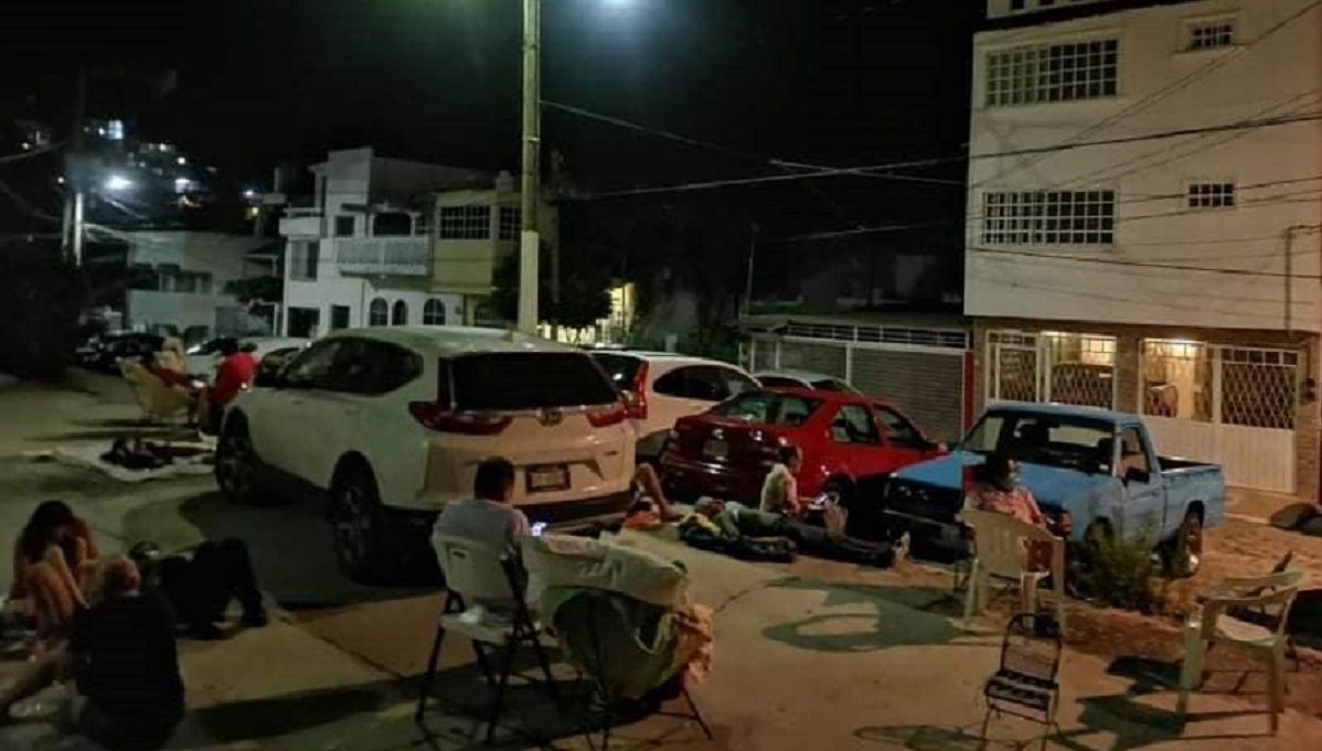 FOTOS: Acapulqueños duermen en las calles ante réplicas del sismo de 7.1 1 Acapulco 1