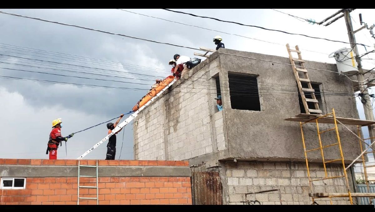Albañil se electrocutó y se salva en Puebla
