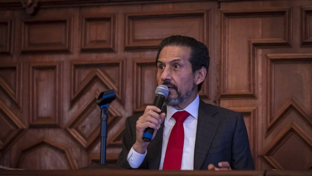 Alfonso Esparza vota BUAP 1