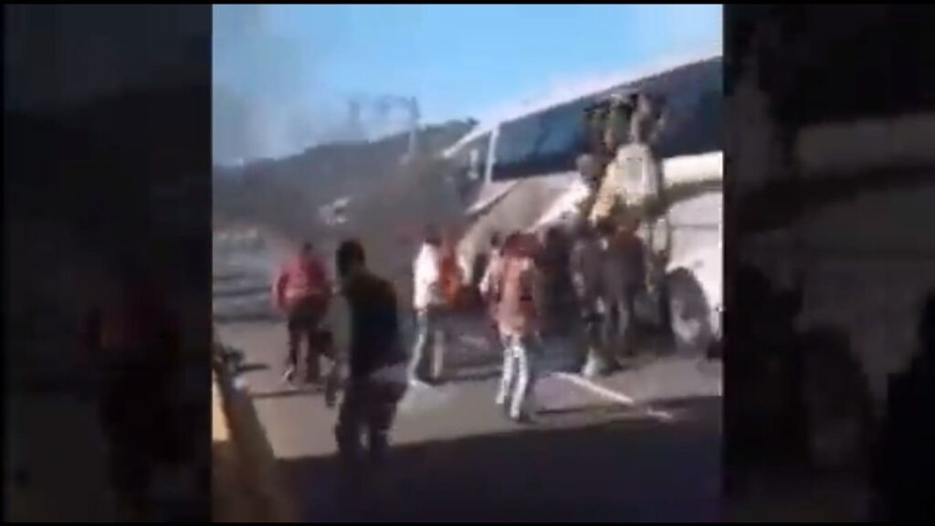 Autobús de Texmelucan choca en Xalapa; deja dos muertos y 16 heridos 2 Autobus de Texmelucan choca en Xalapa