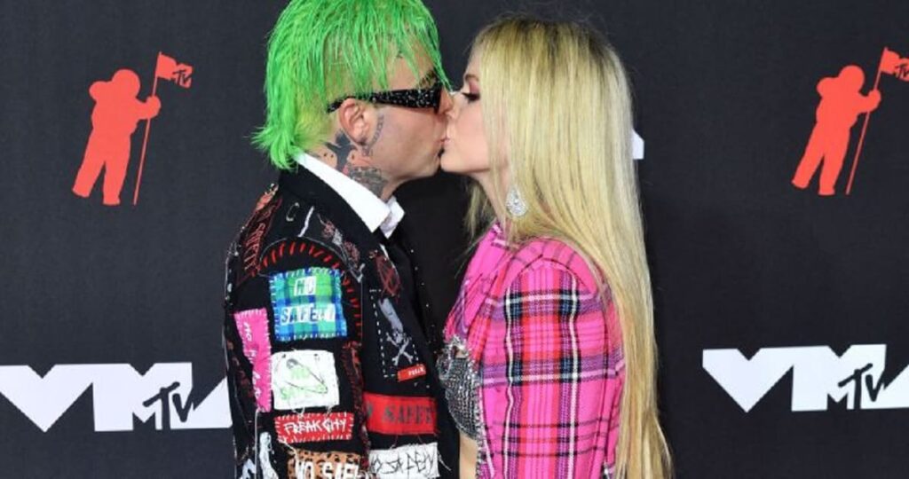Avril Lavigne y Mod Sun presumen su amor en los VMAs