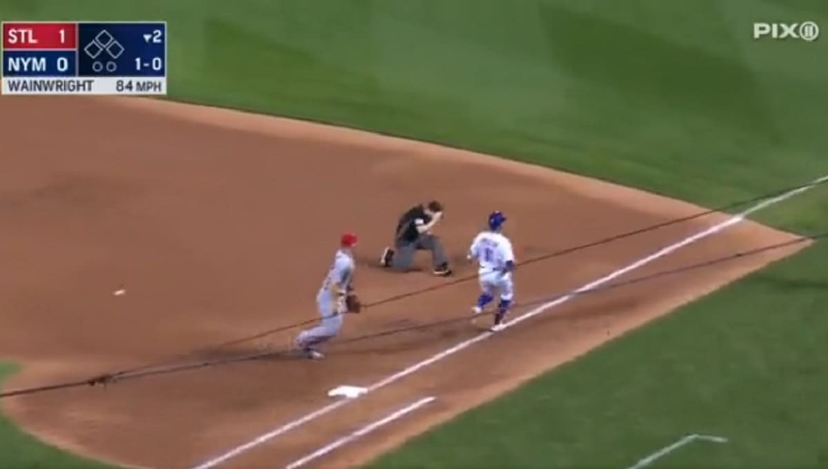 VIDEO: Terrible pelotazo recibe ampáyer en partido de Grandes Ligas 1 Baisbol 1