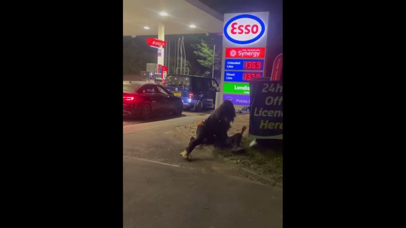 ¡Alto ahí! Británicos se pelean a golpes en busca de gasolina 5 Británicos se van a golpes en busca de gasolina