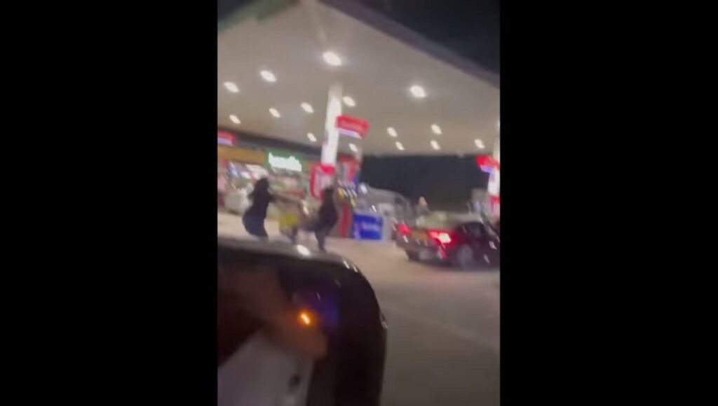 Britanicos se van a golpes en busca de gasolina