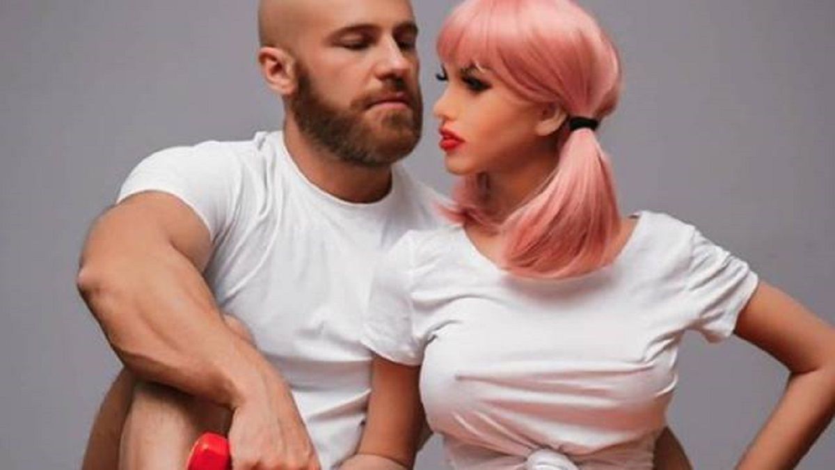 WTF! Fisicoculturista que se casó con muñeca inflable, ahora está enamorado de un cenicero 3 Cenicero