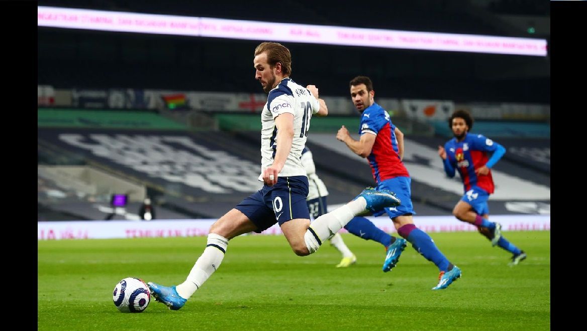 Crystal Palace le quita lo invicto al Tottenham 1 El Tottenham Hotspur cedió su condición de invicto en la Premier League con un horrible encuentro ante el Crystal Palace (3-0), donde quedó con diez jugadores.
