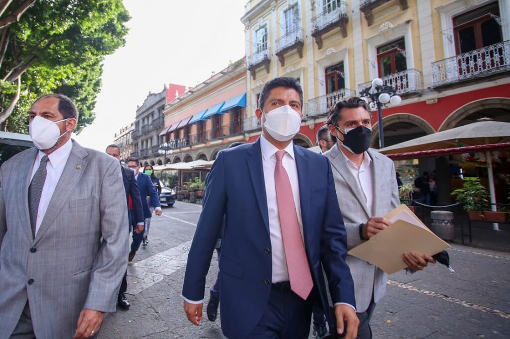 En entrevista previa a su reunión con la presidenta municipal saliente, Eduardo Rivera dijo dialogará sobre afectados de Mercado Amalucan.