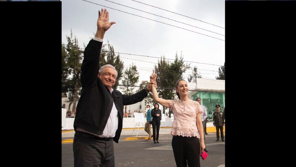 Se viraliza foto de AMLO levantándole la mano a Sheinbaum