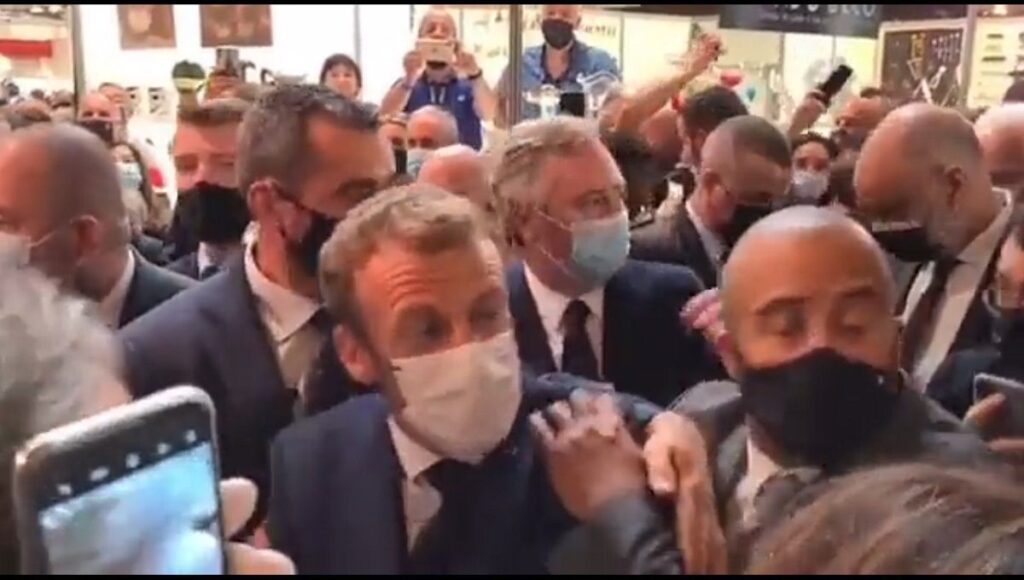 Hospitalizan a joven que agredió a Macron