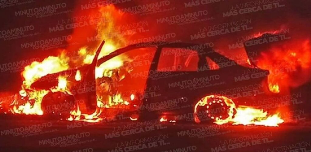 Incendian vehículo y casi linchan a 3 ladrones en Huauchinango