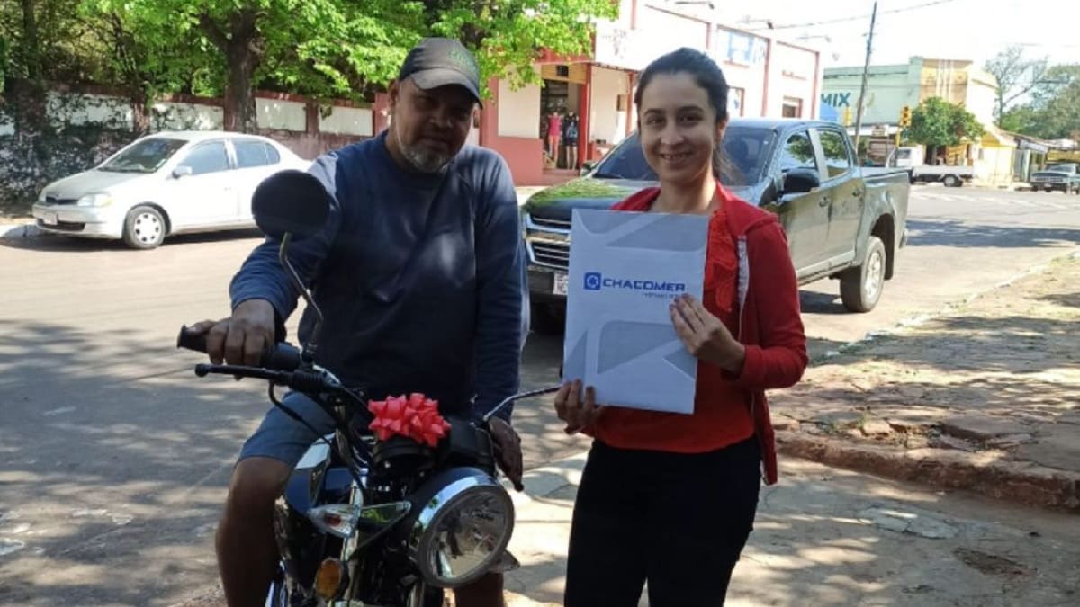 Joven regaló una moto a su padrastro por ayudarla a estudiar dos carreras 1 Joven regaló una moto a su padrastro por ayudarla a estudiar dos carreras