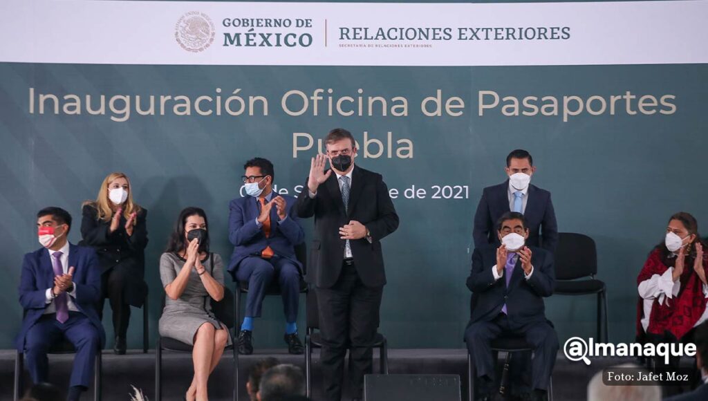 Ebrard se compromete a acelerar vacunación en Puebla