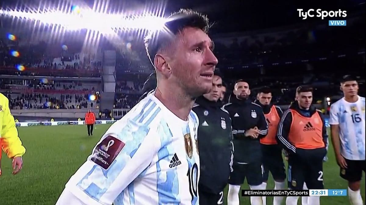 VIDEO: Messi llora al presentarle la Copa América a la afición argentina 3 Messi llora