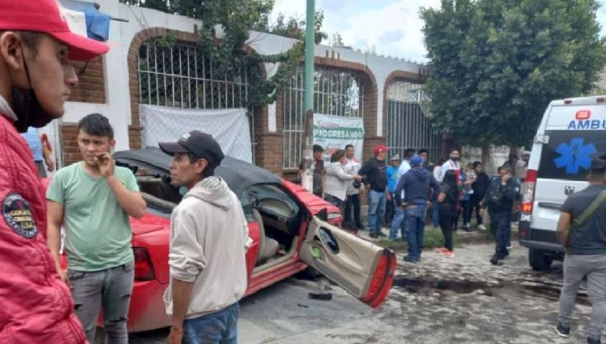 Madre e hijo son atropellados por un Mustang en Edomex; el chofer se subió a la banqueta 1 Mustang Edomex 1