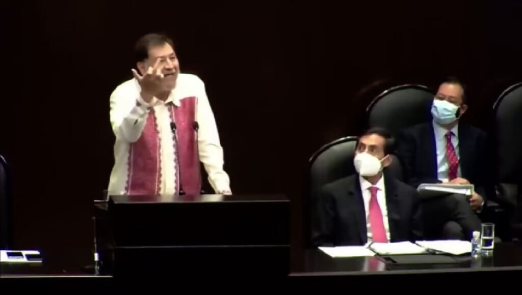 Noroña hace la britney señal