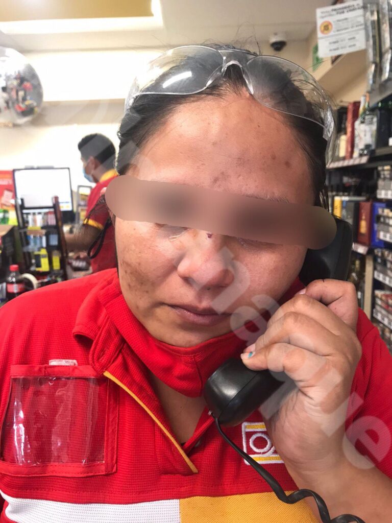 golpean a cajera del OXXO
