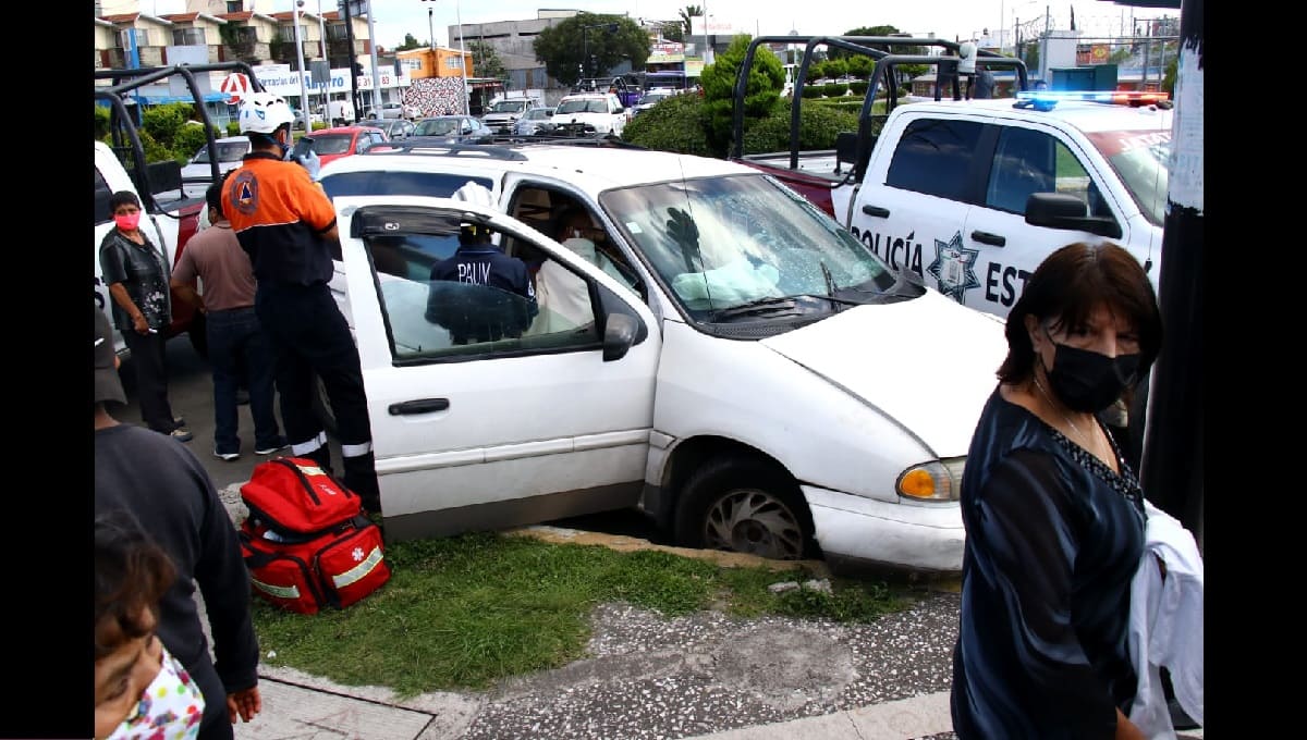 Patrulla de la Policía Estatal choca con camioneta en la China Poblana 1 Patrulla de la Policía Estatal