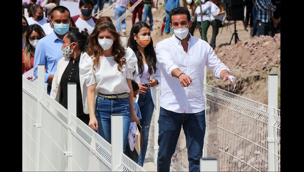 Inaugura Toño López puente peatonal en Totimehuacán