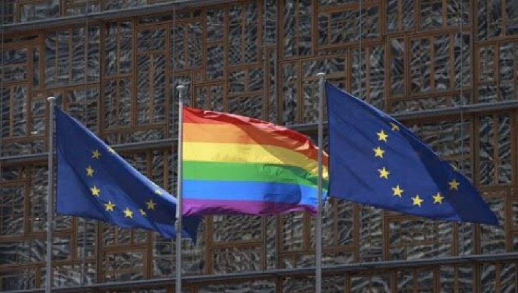 Como parte de la revocación de “zonas libres de ideología LGBT”, las tres regiones en Polonia destacaron su compromiso con la tolerancia; acatan a la Unión Europea.