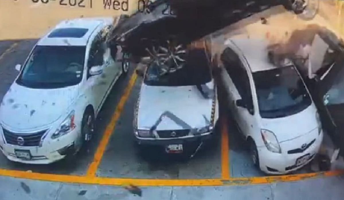 VIDEO: Auto "volador” y cae sobre otros vehículos en Nuevo León 1 auto vuela 1