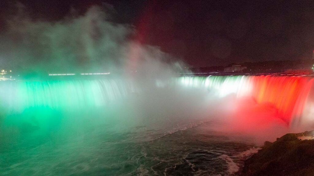 El mundo se ilumina con los colores de México