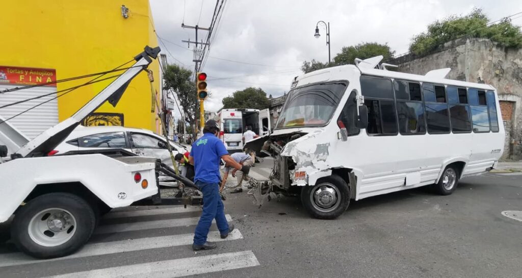 Choque entre camioneta y ruta
